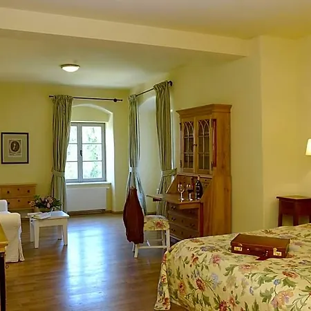 Schloss & Gut Szálloda 4*